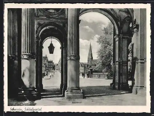 AK Schwerin / Mecklenburg, Schlossportal mit Brücke und Kirchturm