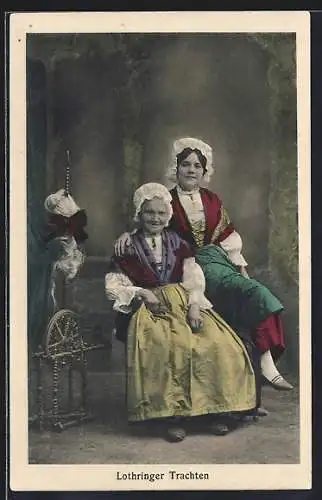 AK Elsass - Lothringen, junge und alte Frau in Trachten am Spinnrad