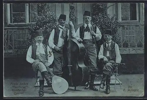 AK Serbisches Tamburitza-Quartett Macedonac, Portrait mit Instrumenten