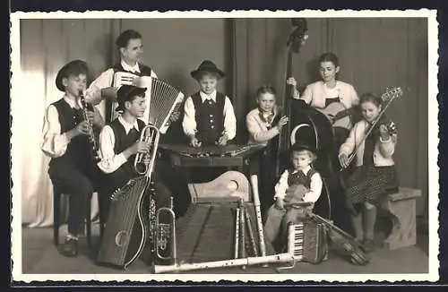 Foto-AK Reutte, Die Engelkinder mit ihrem Vater Fritz Engel, Trachtenkapelle