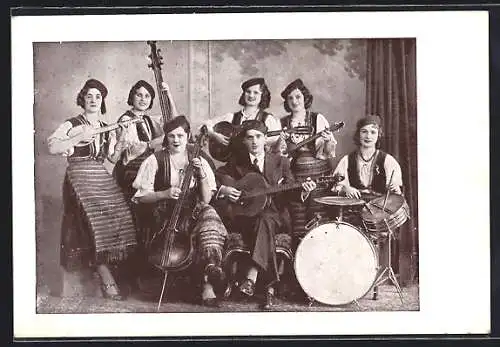 AK Jihoslovanska Narodni Tamburasska Kapela, Portrait mit Instrumenten