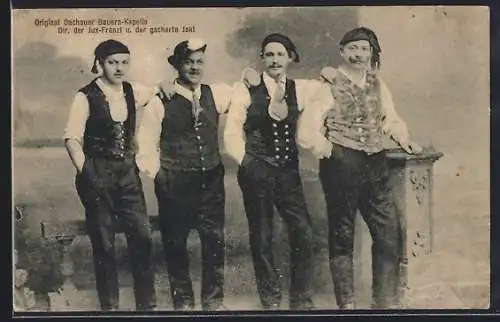 AK Dachauer Bauern-Kapelle, Portrait vor Fotokulisse