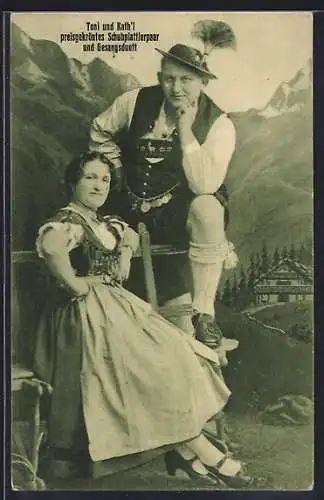 AK Schuhplattler-Gesangsduett Toni und Kathl, Portrait vor Alpenkulisse