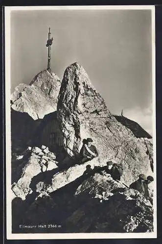 AK Ellmauer Haltspitze /Kaisergebirge, Bergsteiger vor dem Gipfelkreuz