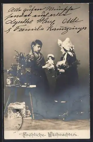 AK Mädchen mit Puppen am Weihnachtsbaum