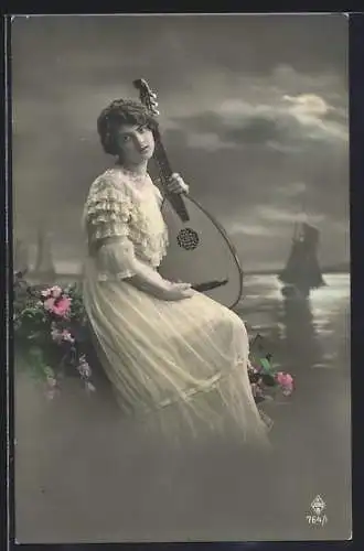 AK Frau sitzt mit Laute am Meer