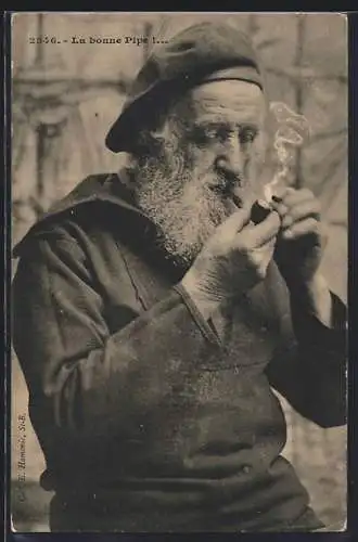 AK Alter Mann mit Bart raucht eine Pfeife