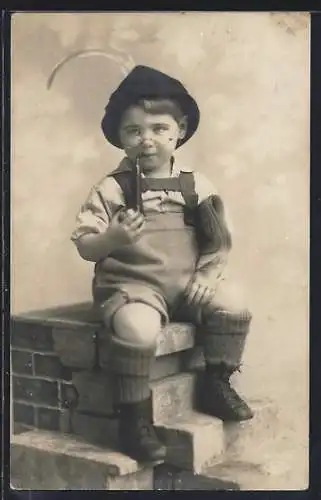 AK Kleiner Junge raucht eine Pfeife