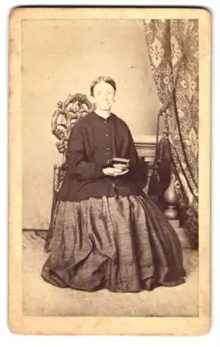 Fotografie Franz Mader, Oberstaufen, Frau mit Buch auf Stuhl
