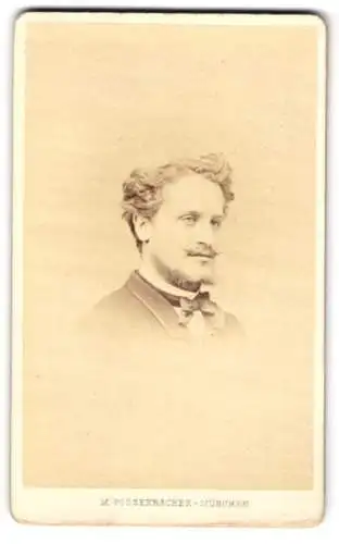 Fotografie M. Possenbacher, München, Portrait eines eleganten Herrn mit Schnurrbart