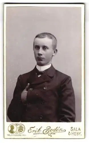 Fotografie Erik Bodén, Sala, Eleganter junger Mann im Anzug