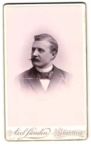 Fotografie Axel Lundin, Södertelge, Elegantes Porträt eines Herren