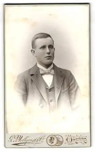 Fotografie G. Hellqvist & Co, Örebro, Porträt eines jungen Mannes