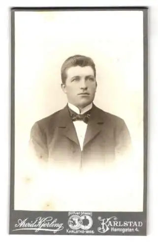 Fotografie Arvid Kjerling, Karlstad, Hamngatan 4, Portrait eines jungen Mannes
