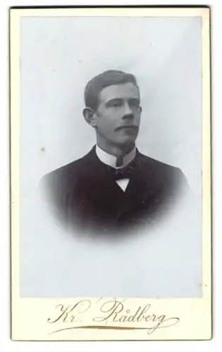Fotografie Kr. Rådberg, Munkfors, Porträt eines Mannes
