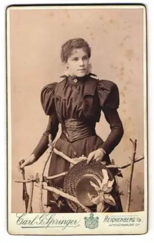 Fotografie Carl G. Springer, Reichenberg i. B., Altstädterplatz 12, Dame mit Strohhut