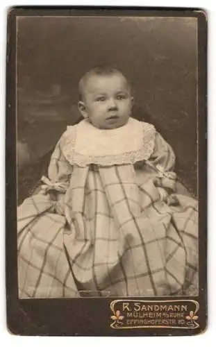 Fotografie R. Sandmann, Mülheim an der Ruhr, Eppinghoferstr. 80, Porträt eines Kleinkindes