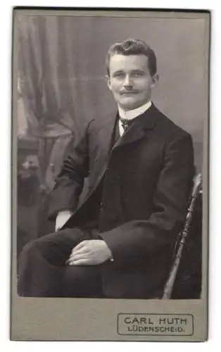 Fotografie Carl Huth, Lüdenscheid, Thünenstrasse 13, Porträt eines eleganten Herrn