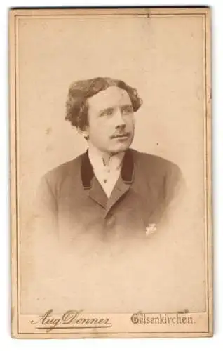 Fotografie August Donner, Gelsenkirchen, Bahnhofstr. 63, Porträt eines jungen Mannes