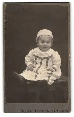 Fotografie H. Ch. Hansen, Gnesen, Lindenstrasse, Kleinkind in bestickter Kleidung