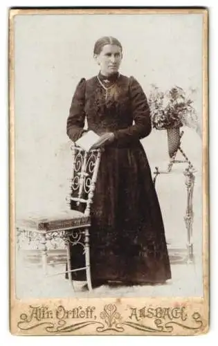 Fotografie Alfred Ortloff, Ansbach, Karolinenstr. D. 414, Frau mit Stuhl und Blumenvase