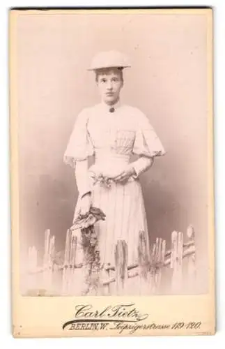 Fotografie Carl Tietz, Berlin, Leipzigerstrasse 119-120, Dame in eleganter Kleidung