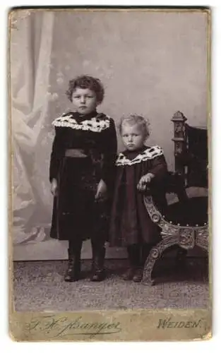 Fotografie T. H. Asanger, Weiden / Oberpfalz, Zwei Kinder in festlichen Kleidern