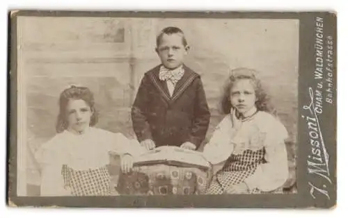 Fotografie T. Missoni, Cham, Bahnhofstrasse, Porträt von drei Kindern