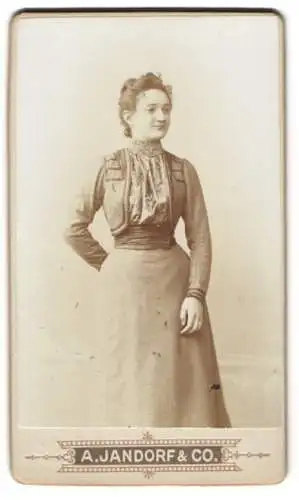 Fotografie A. Jandorf & Co., Berlin, Leipziger-Strasse 64, Frau im eleganten Kleid