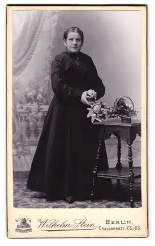 Fotografie Wilhelm Stein, Berlin, Chausseestr. 65/66, Frau mit Blumenarrangement