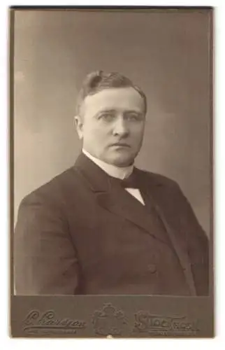 Fotografie L. Larsson, Stockholm, Humlegårdsgatan 21, Porträt eines Mannes