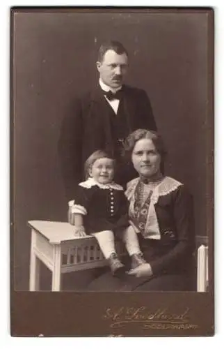 Fotografie J. Svedlund, Söderhamn, Familienporträt mit kleinem Kind
