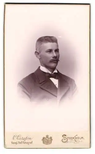 Fotografie L. Larsson, Stockholm, Humlegårdsgatan 21, Porträt eines Herrn mit Schnurrbart