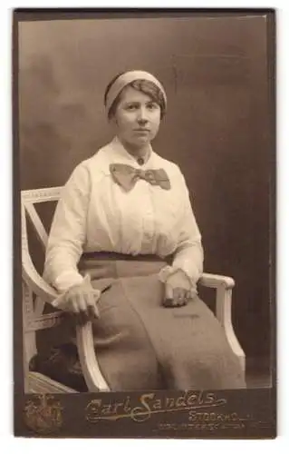 Fotografie Carl Sandels, Stockholm, Biblioteksgatan 17, Frau mit Schleife am Kragen