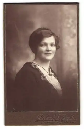 Fotografie Atelier J.H. Randh, Stockholm, Drottninggatan 8, Porträt einer jungen Frau