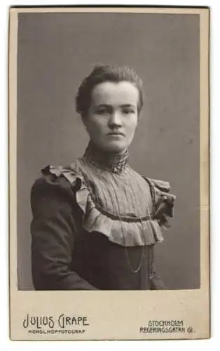 Fotografie Julius Grape, Stockholm, Regeringsgatan 61, Porträt einer jungen Frau