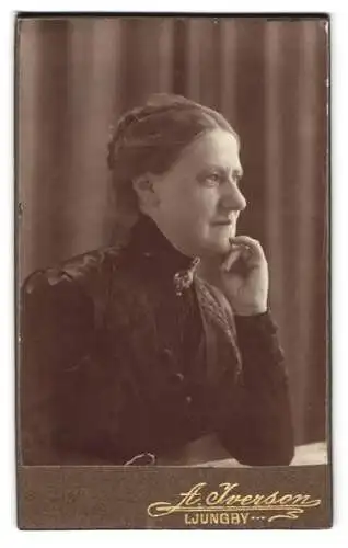 Fotografie A. Iverson, Ljungby, Frau im Profil in nachdenklicher Pose