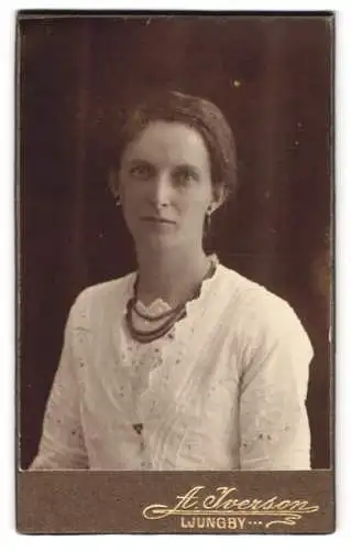 Fotografie A. Iverson, Ljungby, Porträt einer Dame in eleganter Kleidung