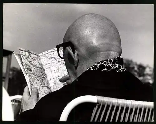Fotografie Werner Eckelt, Berlin, Ansicht Berlin-Reinickendorf, glatzköpfiger Tourist sucht auf Stadtplan sein Ziel