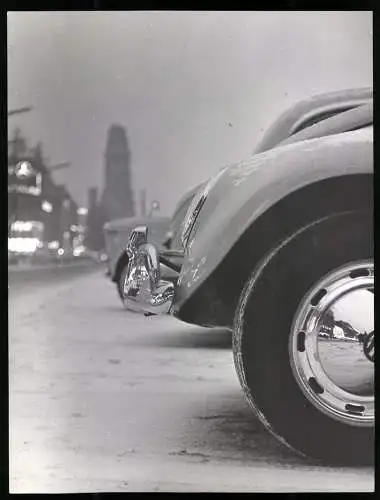 Fotografie Eckelt, Berlin, Ansicht Berlin-Charlottenburg, Stossstange eines VW-Käfer mit Blick zur Gedächtniskirche