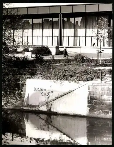 Fotografie Werner Eckelt, Berlin, Ansicht Berlin, Stumme Frage am Kanal: warum Kunst? an der neuen Nationalgalerie