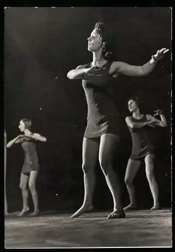 Fotografie Schostal, Wien, Ansicht Wien, Gymnastikschule Medau, Frauen bei Entspannungsübung