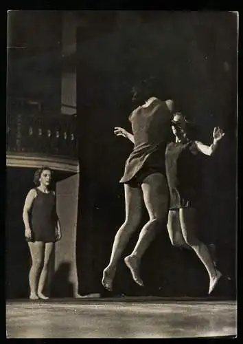 Fotografie Schostal, Wien, Ansicht Wien, Gymnastikschule Medau, junge Frauen beim Springen und Laufen