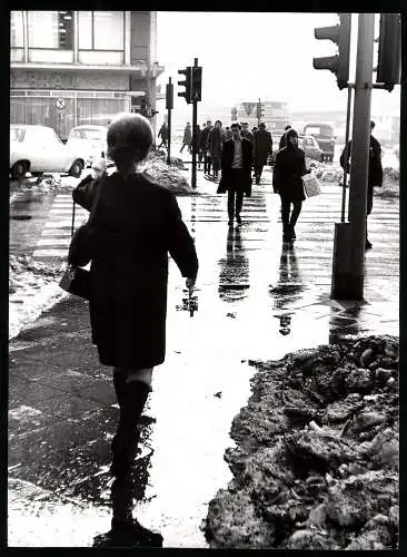 Fotografie Werner Eckelt, Berlin, Ansicht Berlin, Auf in den Matsch am Bahnhof Zoo, Schneemassen