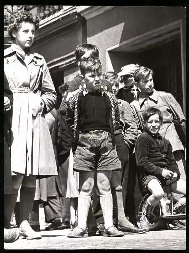 Fotografie Eckert, Berlin, Ansicht Berlin, junge Knaben als Schaulustige bei den Filmfestspielen in Berlin