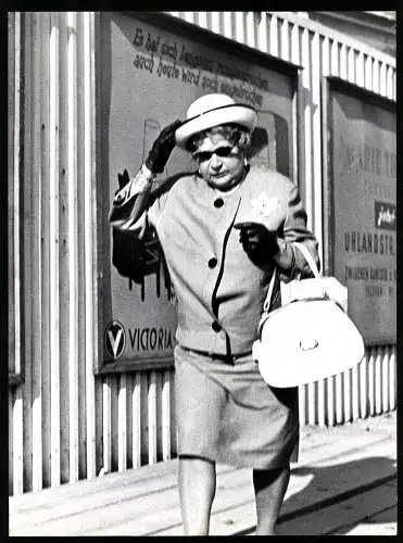 Fotografie Eckelt, Berlin, Ansicht Berlin-Charlottenburg, ältere Dame im Kleid mit Hut und Handtasche auf dem Ku-Damm