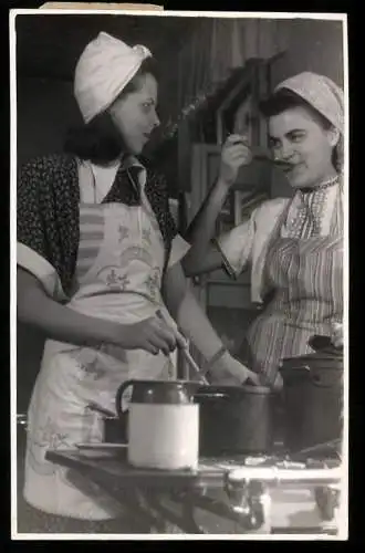 Fotografie Walter Schulze, Berlin, Ansicht Berlin, Mädchen der Viktoria Schule beim Kochen in der Küche, Köchin, 1947