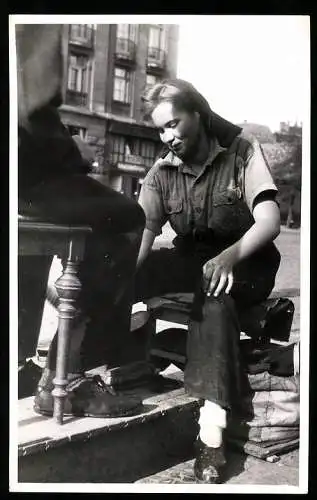 Fotografie Walter Schulze, Berlin, Hochglanz aus Frauenhand, Schuhputzerin am Bahnhof poliert die Schuhe auf Hochglanz