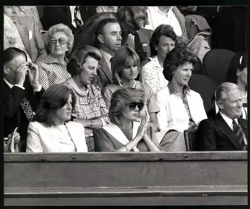 Fotografie Lady Di, Prinzessin Diana Spencer als Tribünengast in Wimbledon, Grossformat 25 x 20cm