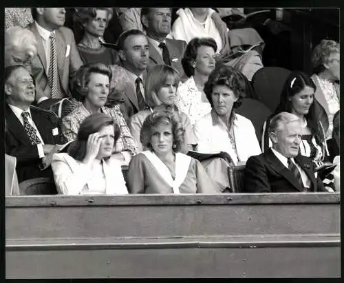 Fotografie Prinzessin Diana mit ihrer Schwester Lady Jane Fellowes in Wimbledon 1984, Grossformat 25 x 20cm